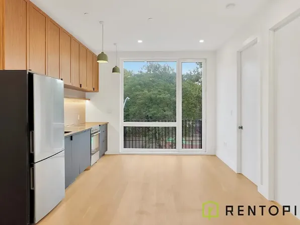 420 Tompkins Avenue image 1 of 8