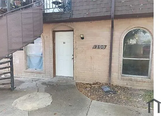 1202 E Houston St — Photo 1