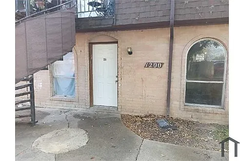 1202 E Houston St Photo 1