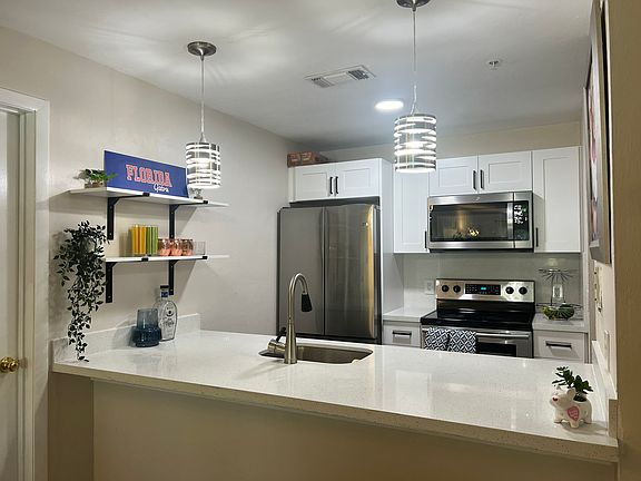4th image of 3800 SW 20th Ave