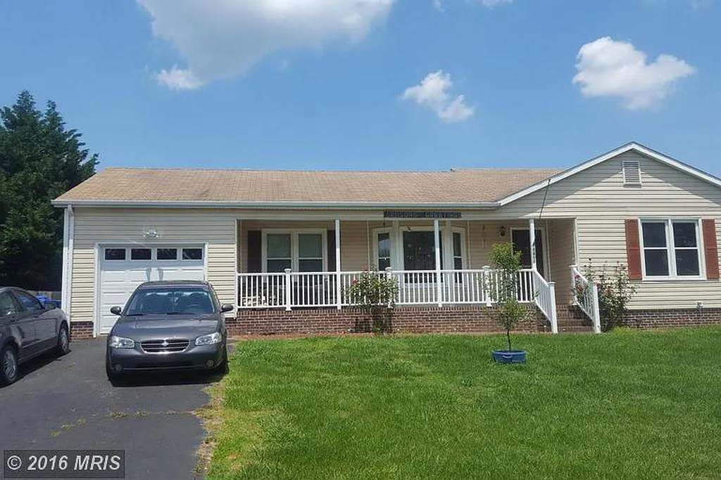 3 bed, 1401 sqft, $2,450 — Photo 1