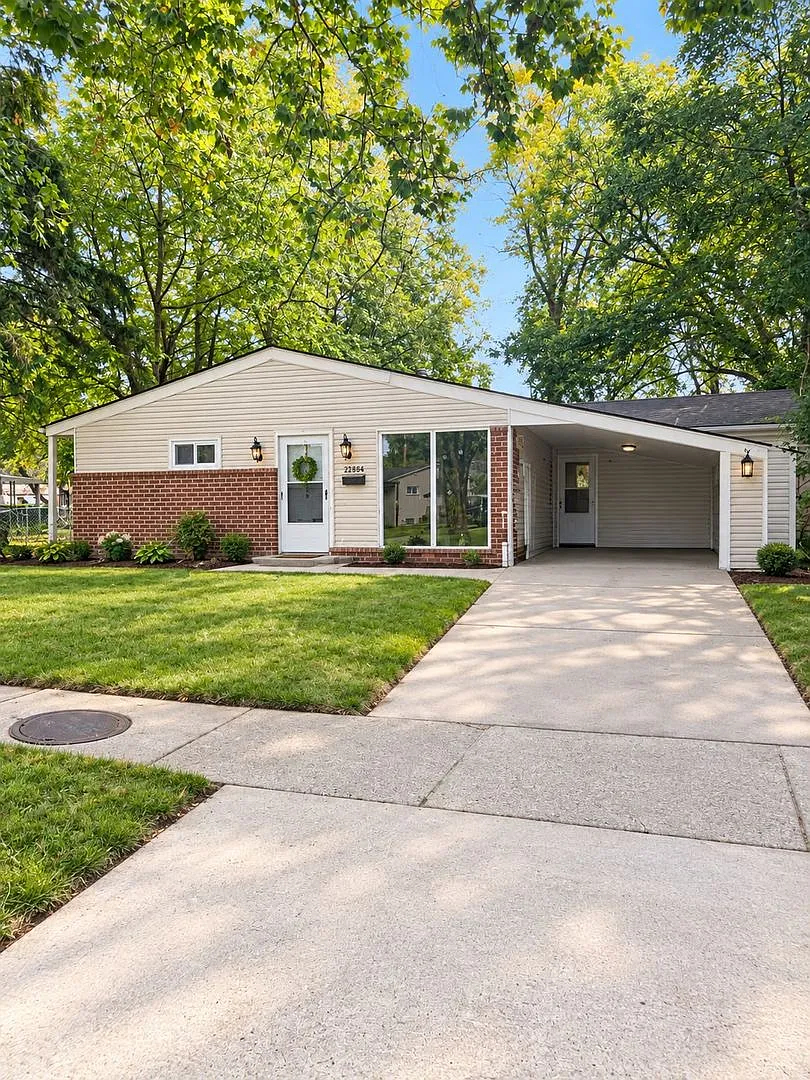 Beautifully Updated Dearborn Heights Ranch — Photo 1