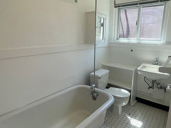 5th image of 2434 SE Ankeny St APT 11