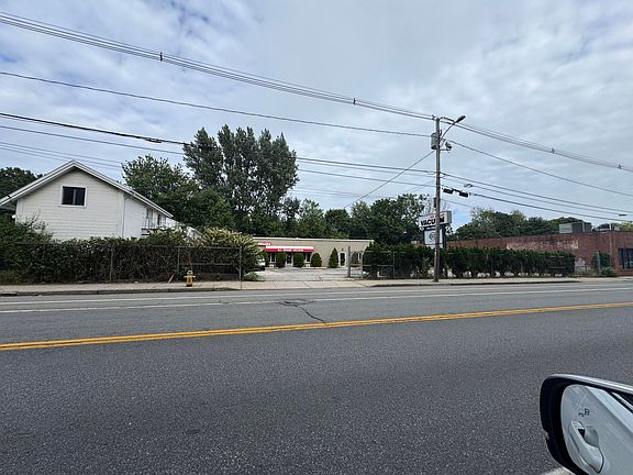 5th image of 829 Forest Avenue