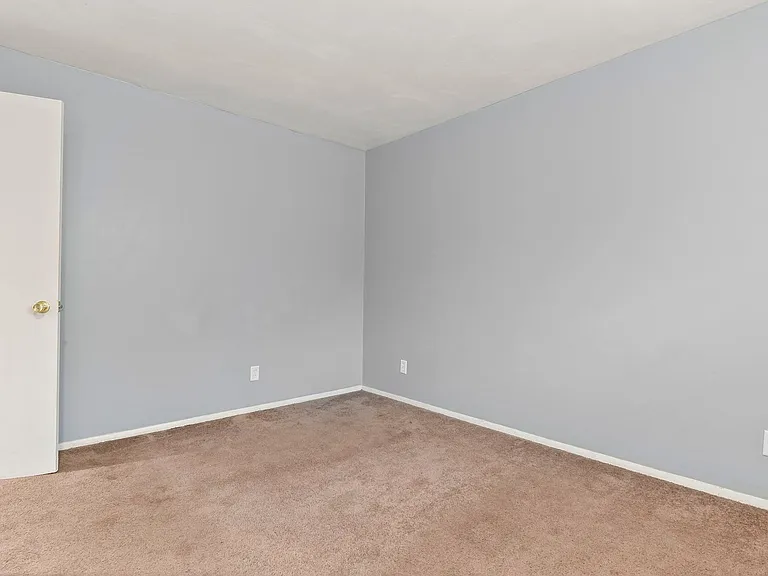 2271-2277 E Laurel St — Photo 33