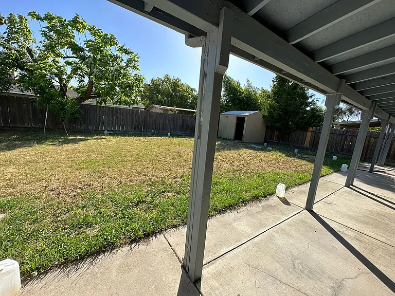 1135 Amberwood Ln — Photo 17