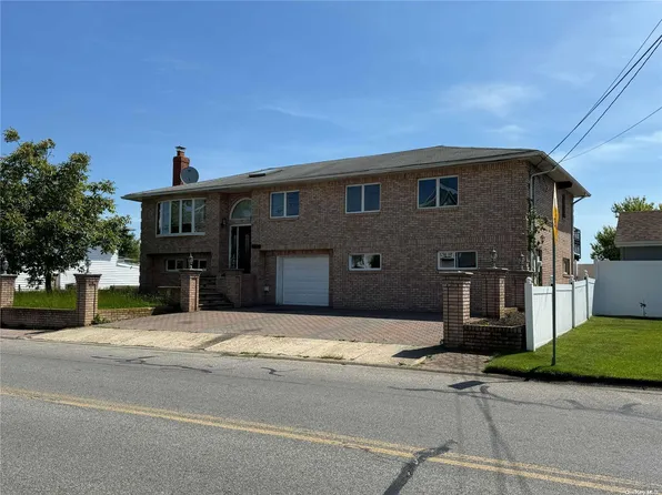 786 S Wellwood Avenue, Lindenhurst, NY 11757