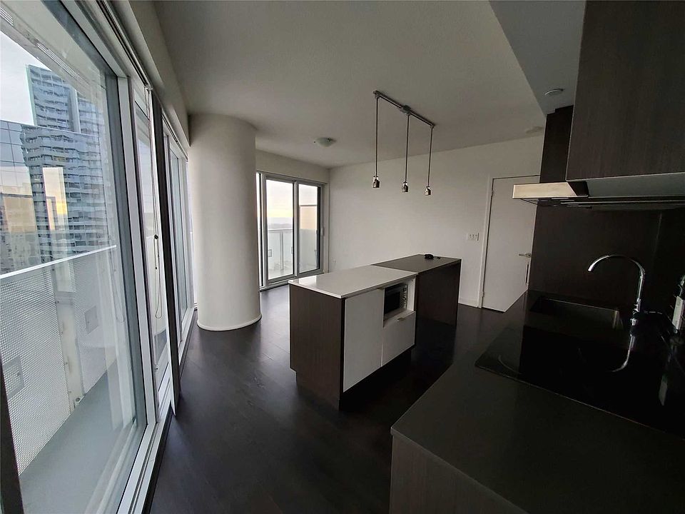 2nd image of 100 Harbour St #3607