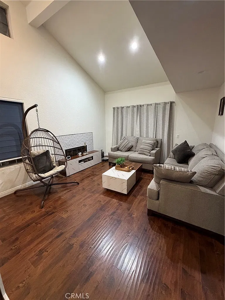 3 bed, 1352 sqft, $3,300 — Photo 3