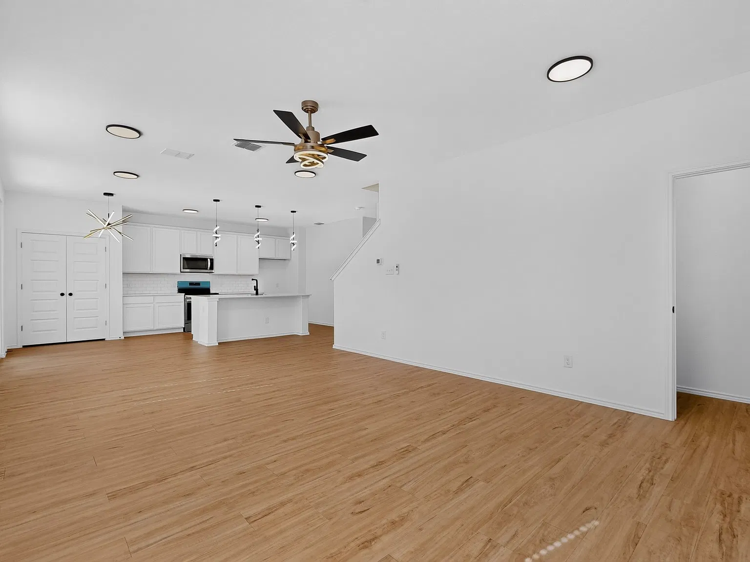 4 bed, 2282 sqft, $2,075 — Photo 4