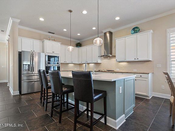 5th image of 35 Tamarac Ave