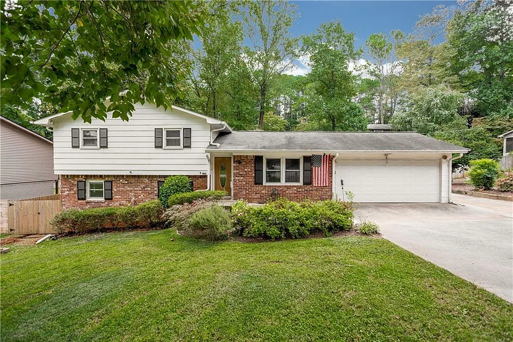 4 bed, 3.0 bath, 2290 sqft, $2,850 — Photo 1