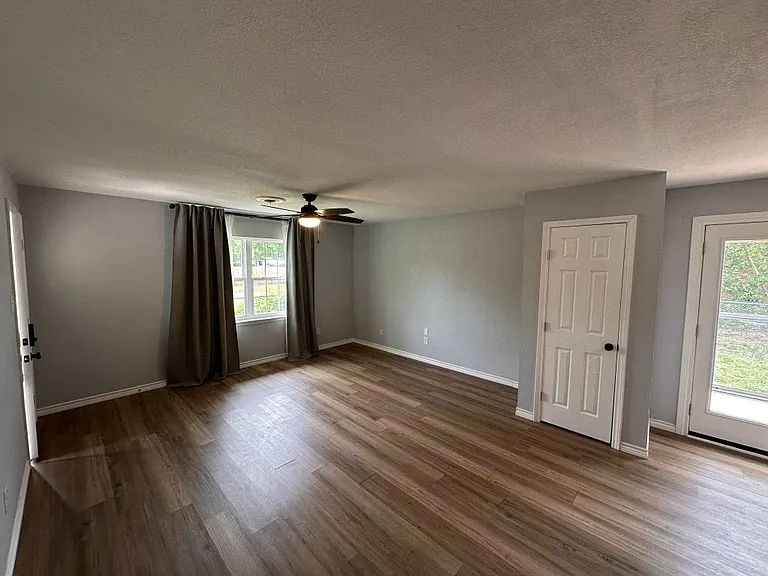 105 E Cherokee Dr — Photo 5
