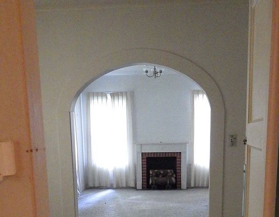 Two Connecting Rooms : Can be used for dinning or office.