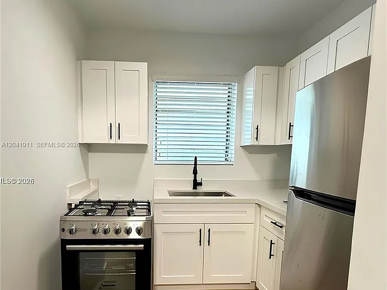 641 10th St #2 — Photo 8