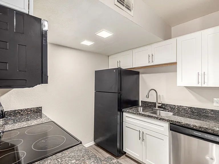 Goldcrest Apartments — Photo 18