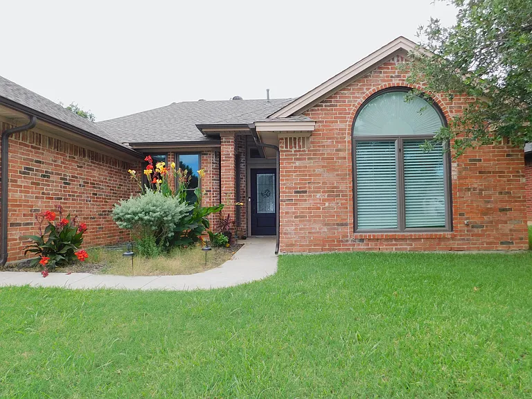 2529 John Dr — Photo 2