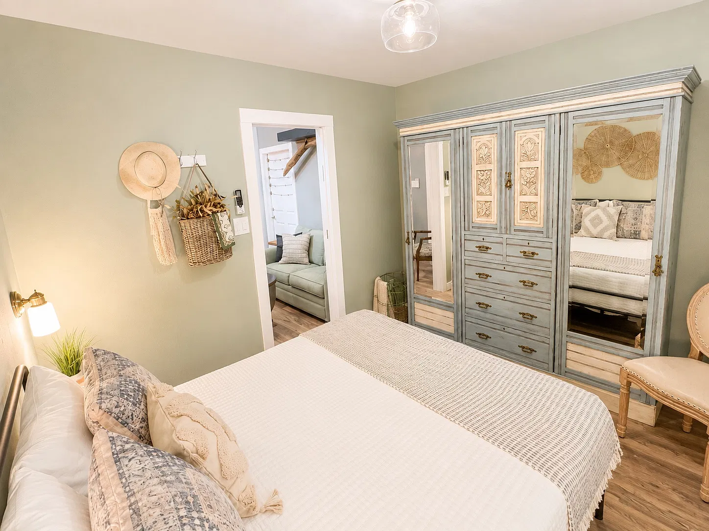 2 bed, 548 sqft, $1,975 — Photo 3