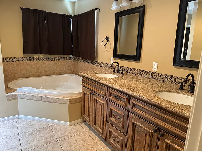 1877 Honeysuckle Ln — Photo 11