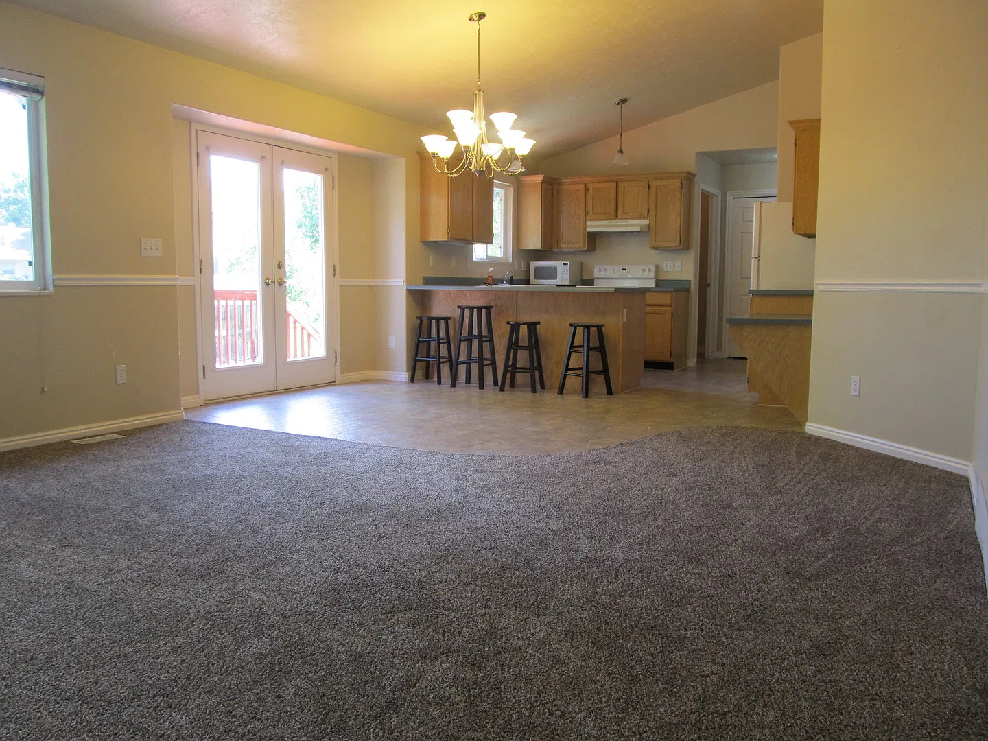 Pet Friendly - Nice 6 bed 2 bath home — Photo 3