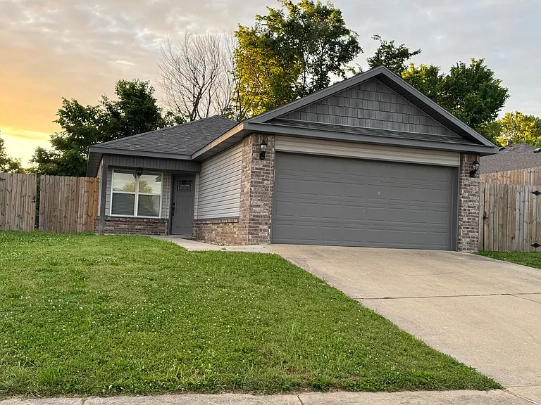1707 SE K Pl — Photo 1