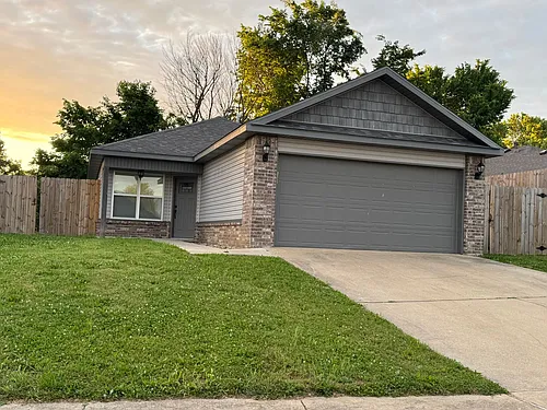 1707 SE K Pl Photo 1