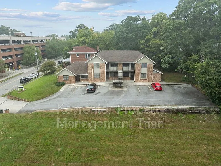 211 McIver St #A — Photo 9