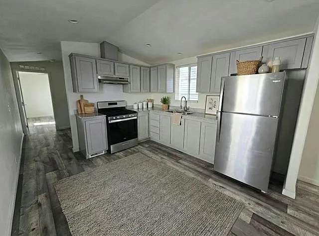 2 bed, 1.0 bath, 672 sqft, $1,400 — Photo 2