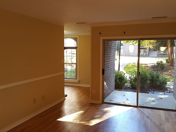 LRoom-Breakfast Area-Patio