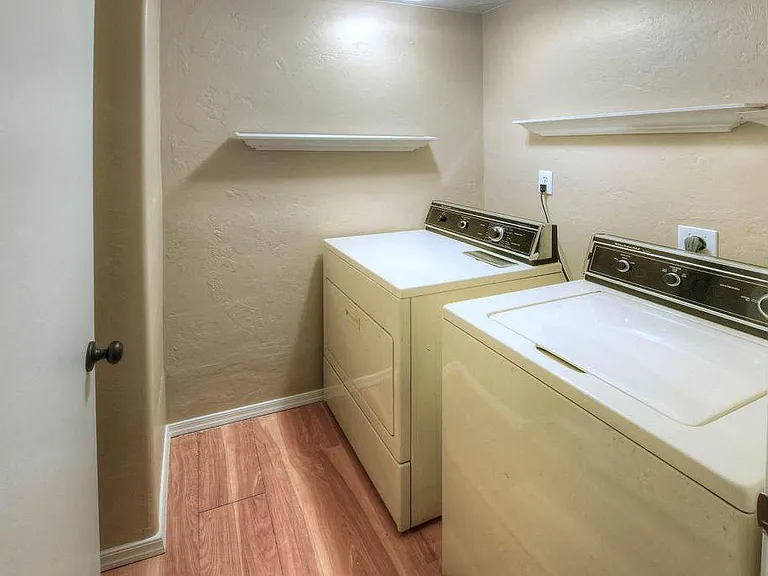 534 E Lee St — Photo 11