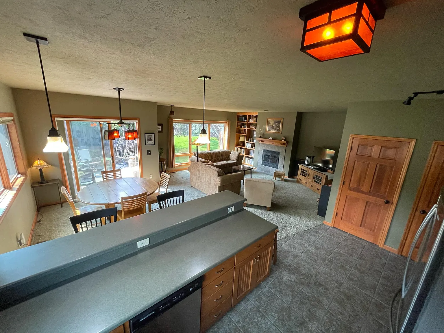 3 bed, 2010 sqft, $3,200 — Photo 2