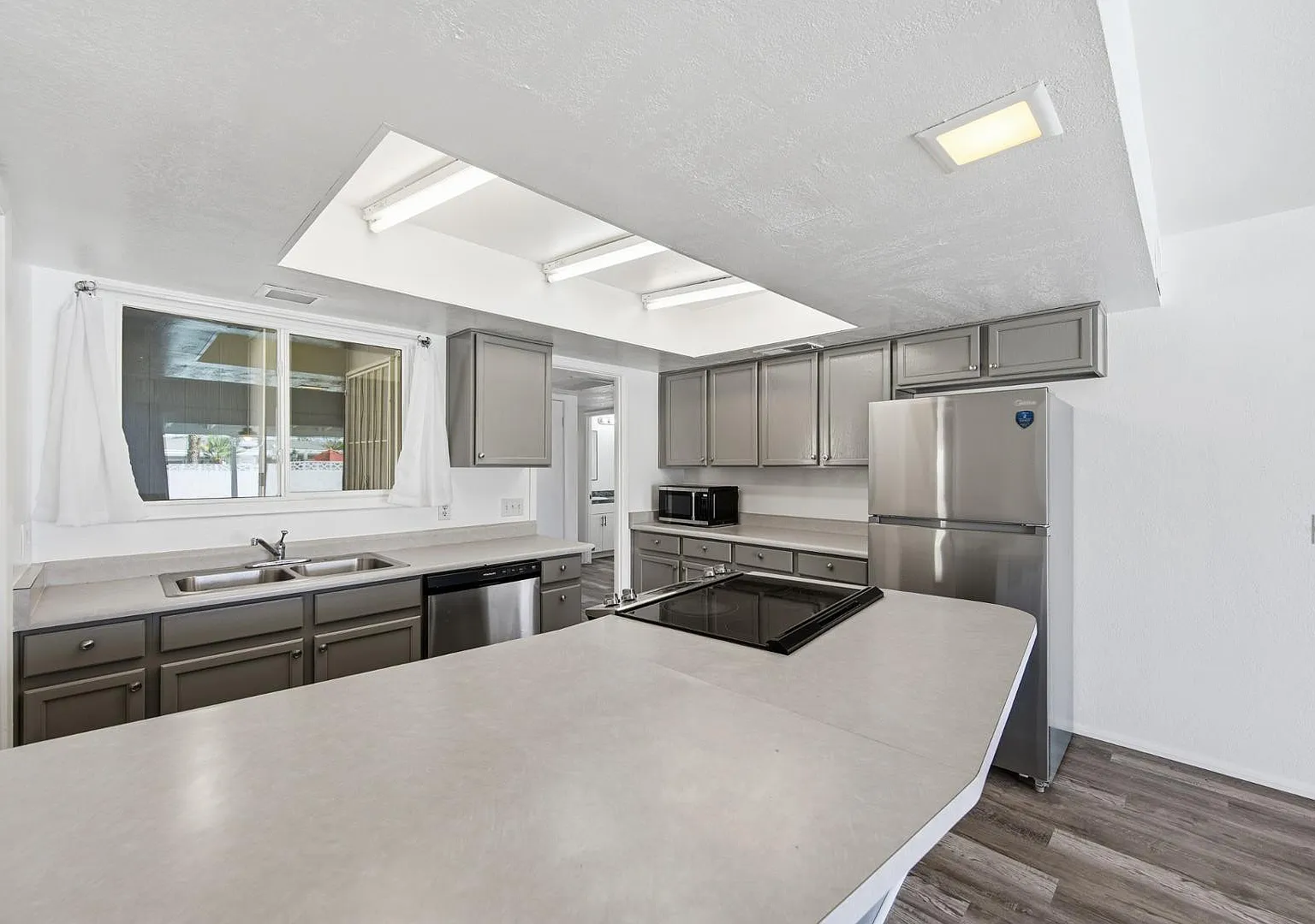 4 bed, 2.0 bath, 2102 sqft, $2,795 — Photo 3