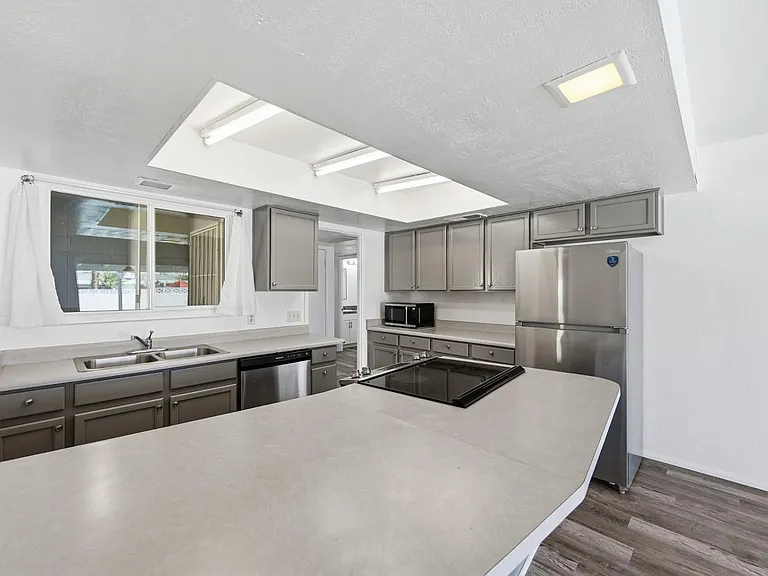 124 E Minton Dr — Photo 3
