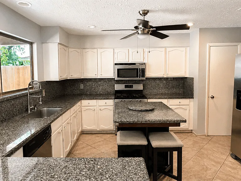 13914 Bonnington Dr — Photo 2