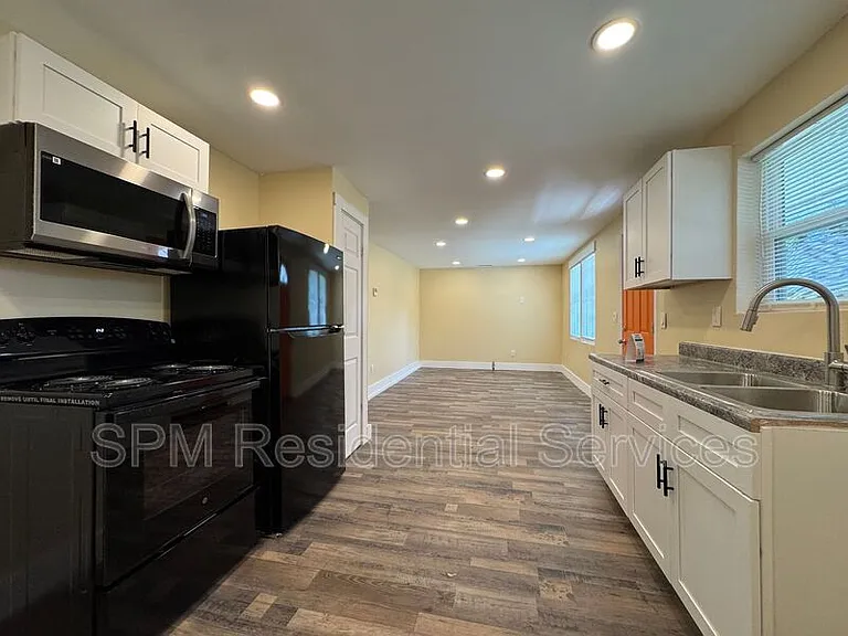 565 Manly Ave #B — Photo 5