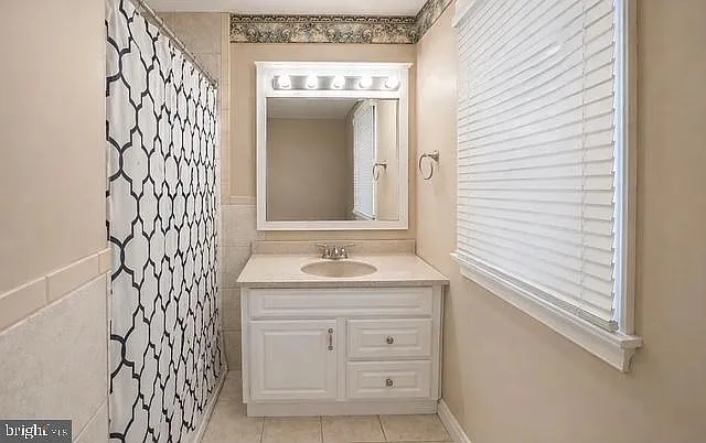 3 bed, 2.0 bath, 19800 sqft, $3,000 — Photo 3