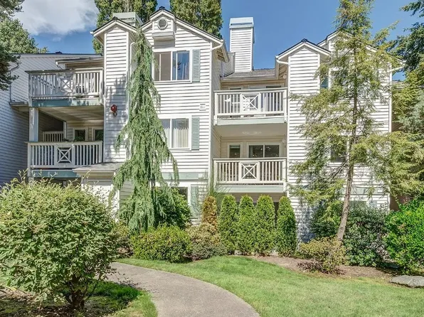 9910 NE 137th St APT B207, Kirkland, WA 98034