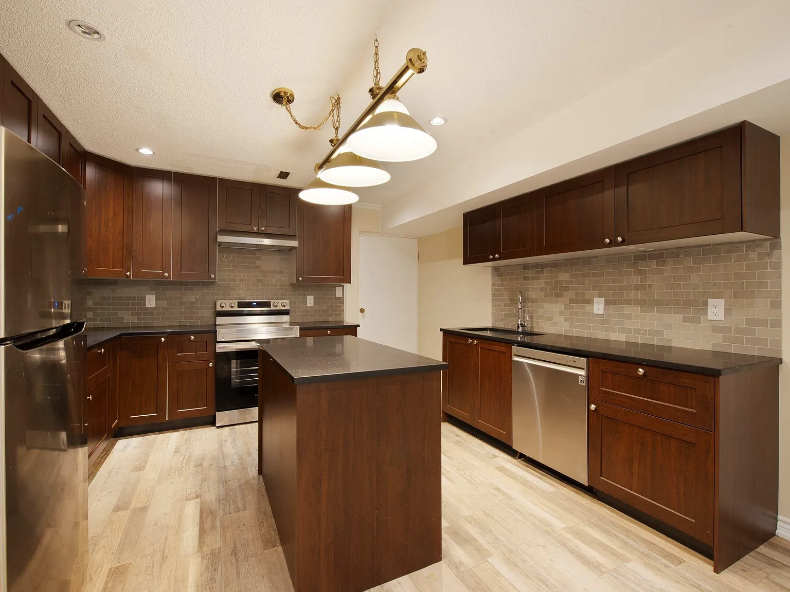 3 bed, 1200 sqft, $2,900 — Photo 3