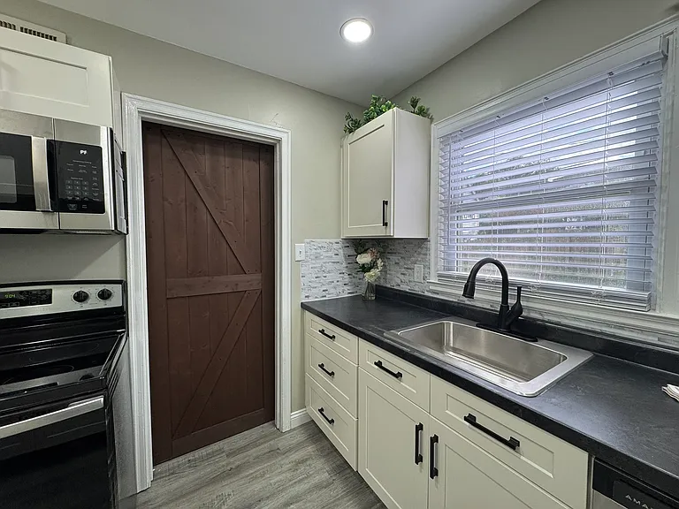 934 SW Anderson Ter — Photo 9