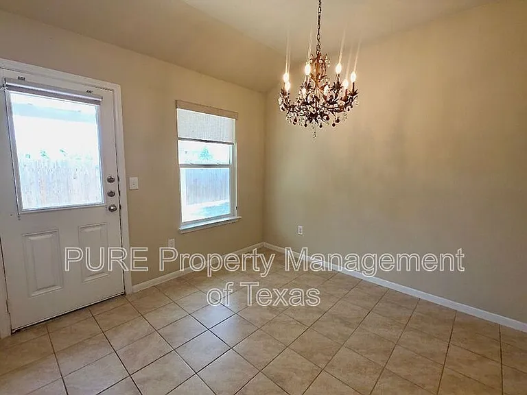 433 Moulins Ln — Photo 5