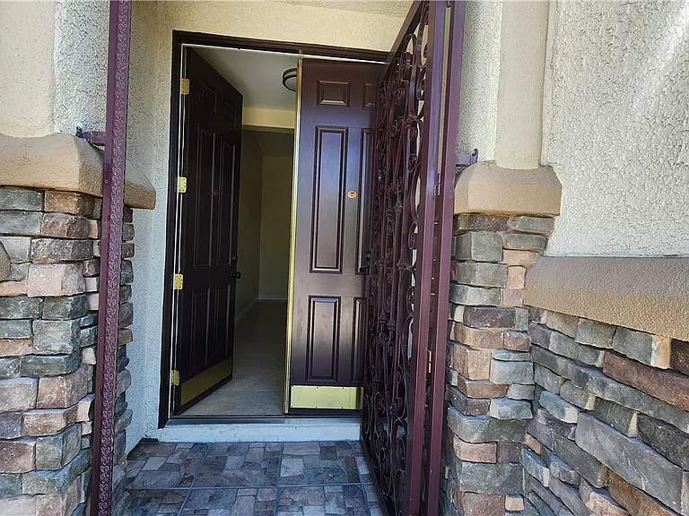 9709 Hawk Cliff Ave — Photo 3