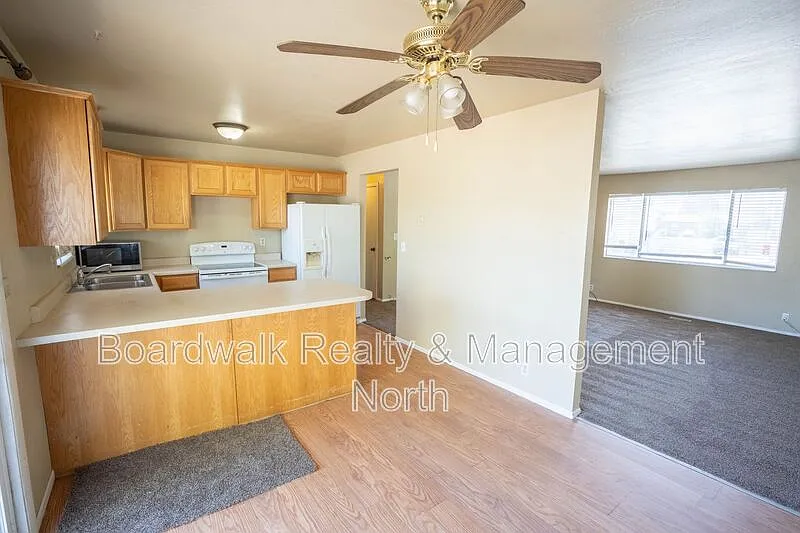 5 bed, 2.0 bath, 1900 sqft, $2,295 — Photo 4