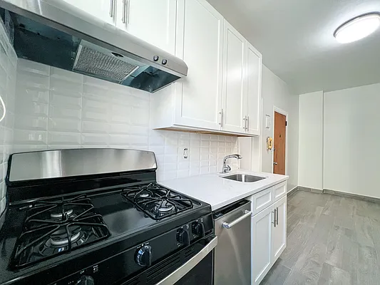 Rented by Realty 2000 Corp | media 9