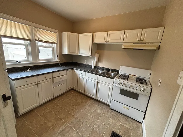 709 E Main St — Photo 11