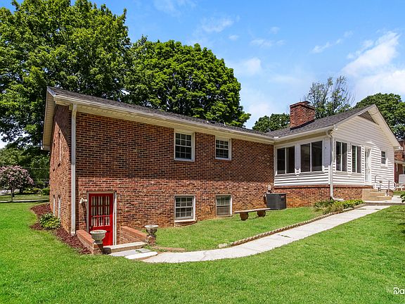 2nd image of 906 Meade Dr