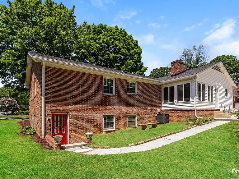 906 Meade Dr — Photo 2