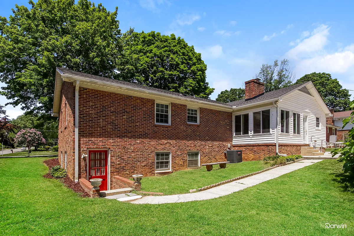 Building Photo - 906 Meade Dr
