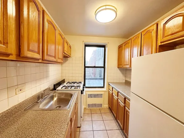 647 Albany Avenue image 11 of 12