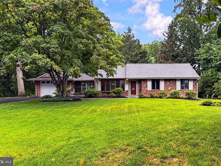 7614 Woodridge Cir — Photo 1