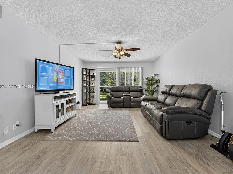 2404 Antigua Cir #M2 — Photo 1